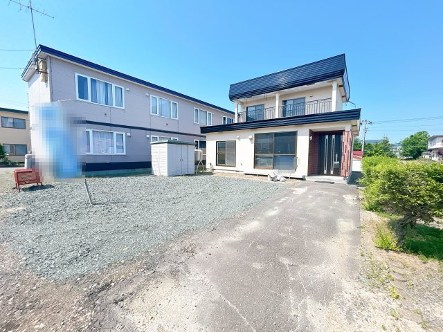 網走郡美幌町字青山南５番地１１　中古売家の外観|【リフォーム済】外観別アングルです。車庫を解体して整地を行いました。運転が苦手な方でも安心して駐車できます。