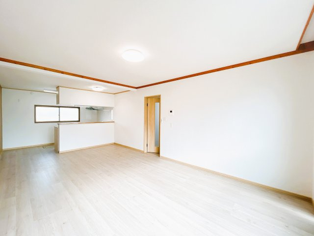  | 網走郡美幌町字青山南５番地１１　中古売家 | 【現況】リビング別アングルです。人気の対面キッチンに変更致しました。フローリング重張、クロス張替致しました。