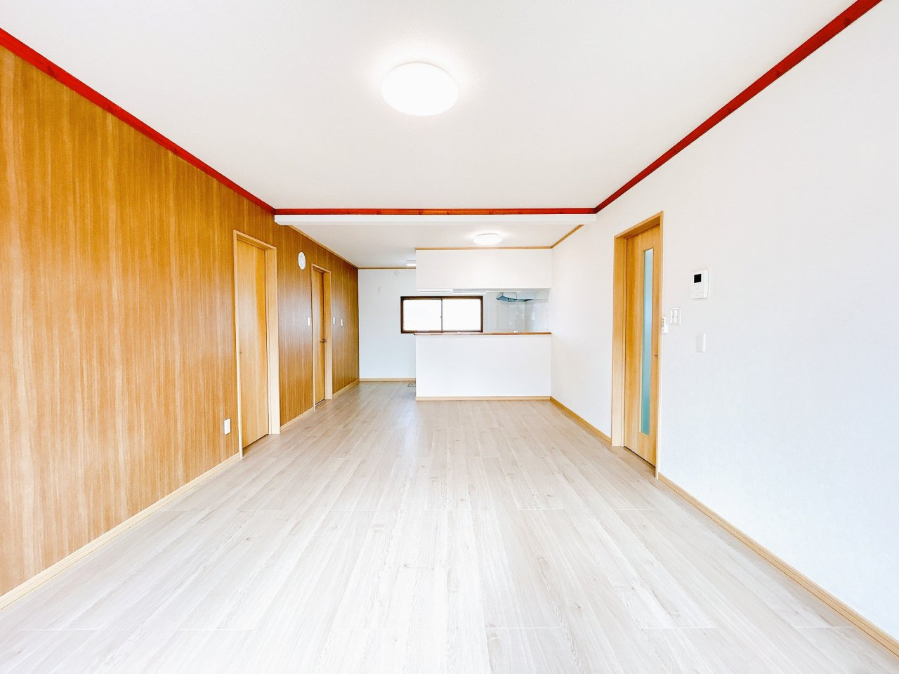 網走郡美幌町字青山南５番地１１　中古売家の居間・リビング|【リフォーム済】対面キッチンへ間取り変更を行いました。小さなお子さまの様子も見守りやすく安心ですね。