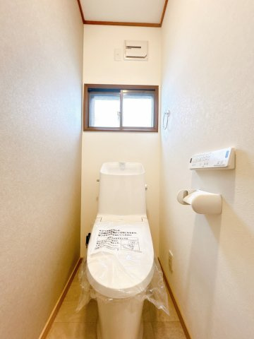 【トイレ】 | 網走郡美幌町字青山南５番地１１　中古売家 | 【リフォーム済】トイレは便器を新品に交換し、床のクッションフロアと壁天井のクロスを張り替えました。照明も新品交換致しました。