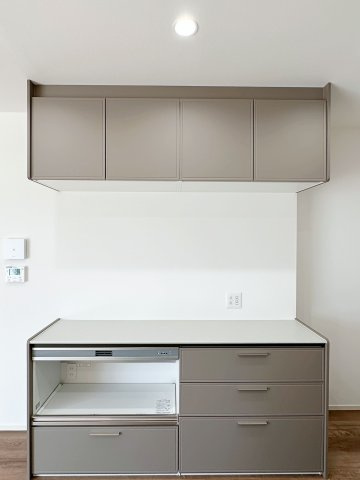 廿日市市阿品4丁目 No.2の収納|カップボード☆
大型のカップボードは収納力もあり便利です。また、備え付けの為、耐震性が高く地震の際にも倒れてくる心配はありません♪