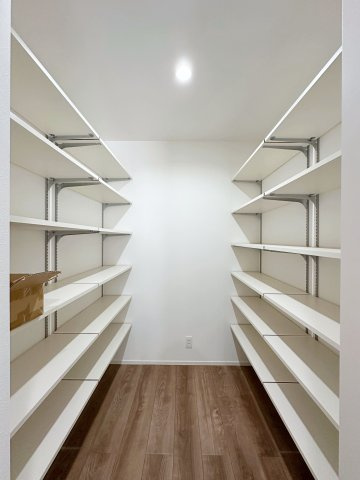 廿日市市阿品4丁目 No.2の収納|広々としたパントリー収納☆
可動棚のため好きな高さに調整可能です♪