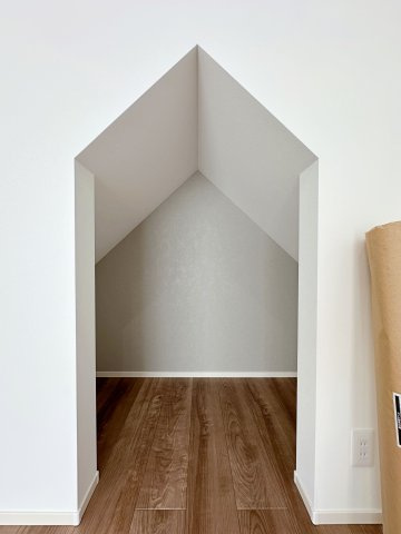 廿日市市阿品4丁目 No.2の内装|階段下のスペース☆
キッズスペースやお子様のおもちゃを片付けられるスペースです♪