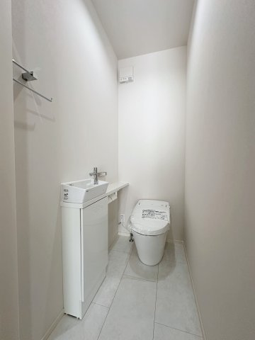 廿日市市阿品4丁目 No.2のトイレ|1階のウォシュレットトイレ☆
自動開閉機能付きの高機能タンクレストイレです♪