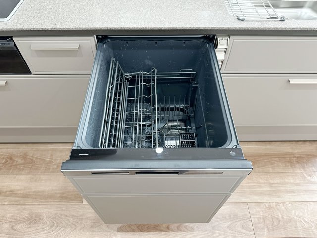 廿日市市阿品4丁目 No.2のキッチン|4人から5人分の食器洗浄乾燥機☆
水道代の節約にもなり、家事の時短もできる優れ物です♪
スライド式で上から全体が見えるため食器の出し入れもスムーズです♪