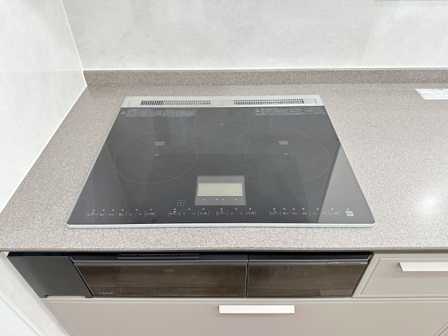 廿日市市阿品4丁目 No.2のキッチン|IHクッキングヒーター☆
火が出ないために安全性も高いと考えられます。タッチパネル式で3口全てIHのハイグレードタイプです♪
