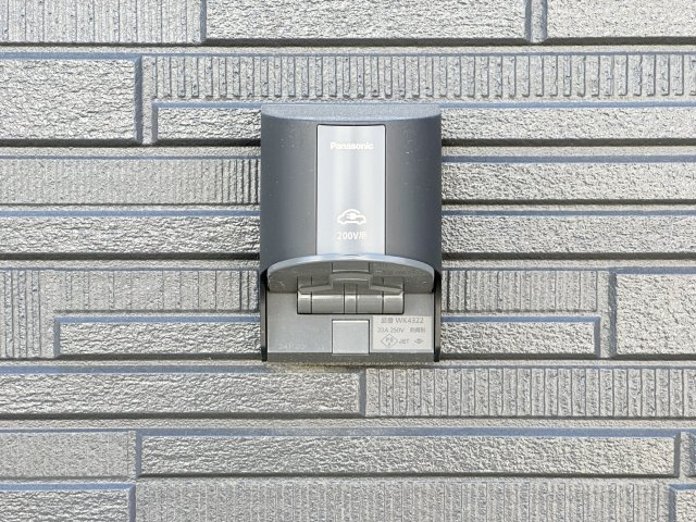 廿日市市阿品4丁目 No.2の設備|EV車用電源コンセント☆
日本国内でも、2030年代半ば頃を目標に、新車販売を全て電気自動車にすることが出来るように調整されているとも言われ、この先の環境変化に対応できるように設置されています。