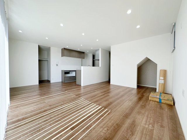 廿日市市阿品4丁目 No.2の居間・リビング|20.1帖の広々としたリビング☆
完成済のため365日ご案内可能♪
「今日見たい」にも対応します！