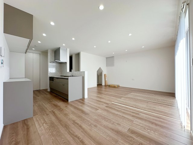 廿日市市阿品4丁目 No.2の居間・リビング|20.1帖の広々としたリビング☆
リビング家具一部プレゼント可能です♪