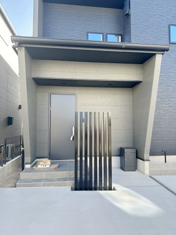 廿日市市阿品4丁目 No.2の玄関|宅配BOX付き玄関ポーチ☆
屋根も付いており、雨が降っても濡れる心配はありません♪