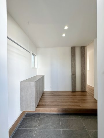 廿日市市阿品4丁目 No.2の玄関|玄関ホールは広く開放的です♪
シューズボックスもありロータイプのためウェルカムカウンターとしても使いやすいです♪