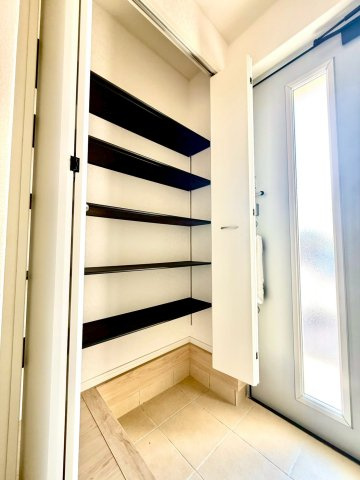 クレイドルガーデンうるま市与那城屋慶名 第６・１号棟の収納|可動式棚付きで収納力抜群の天井高シューズクローゼット