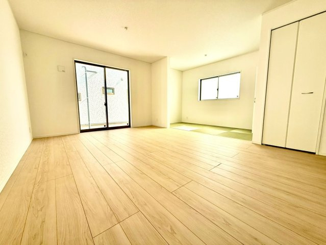 クレイドルガーデンうるま市与那城屋慶名 第６・１号棟の居間・リビング|明るくゆったりとしたLDK16帖＋タタミコーナー４帖