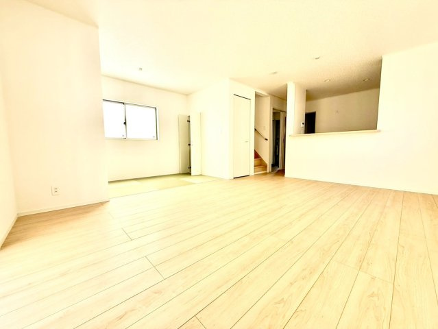 クレイドルガーデンうるま市与那城屋慶名 第６・１号棟の居間・リビング|明るくゆったりとしたLDK16帖＋タタミコーナー４帖／対面キッチン