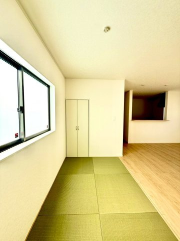 クレイドルガーデンうるま市与那城屋慶名 第６・１号棟の和室|リビングに隣接するタタミコーナー４帖・押し入れ収納付き