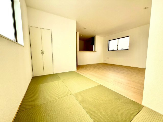 クレイドルガーデンうるま市与那城屋慶名 第６・１号棟の和室|リビングに隣接するタタミコーナー４帖・押し入れ収納付き