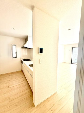 クレイドルガーデンうるま市与那城屋慶名 第６・１号棟のキッチン|会話が弾む対面式のシステムキッチン／脇にはインタフォーンパネルを設置