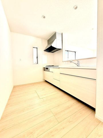 クレイドルガーデンうるま市与那城屋慶名 第６・１号棟のキッチン|会話の弾む対面式のシステムキッチン・換気窓＆床下収納付き