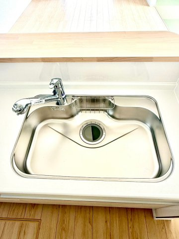 クレイドルガーデンうるま市与那城屋慶名 第６・１号棟のキッチン|浄水器付きキッチンの流し台