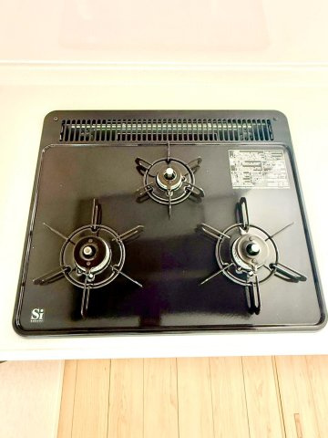 クレイドルガーデンうるま市与那城屋慶名 第６・１号棟のキッチン|ガスコンロ３口