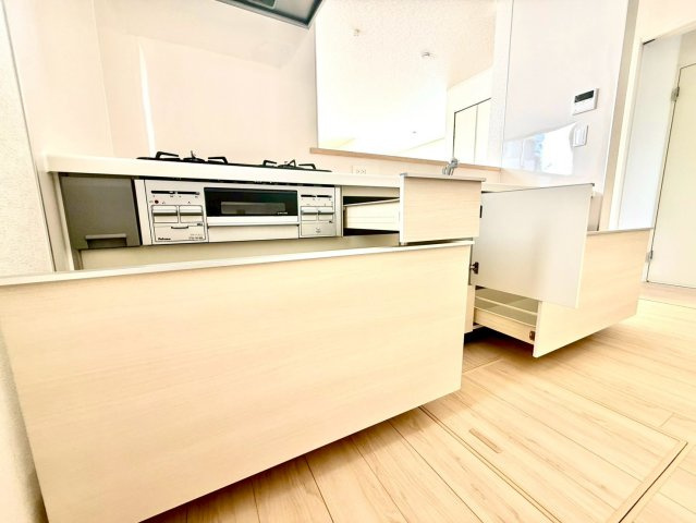 クレイドルガーデンうるま市与那城屋慶名 第６・１号棟のキッチン|キッチンには、収納力抜群の備え付け収納付き
