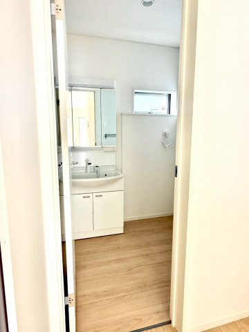 クレイドルガーデンうるま市与那城屋慶名 第６・１号棟の独立洗面台|キッチンの背面には洗面室が設置、家事動線に優れた水回り集中設計に◎