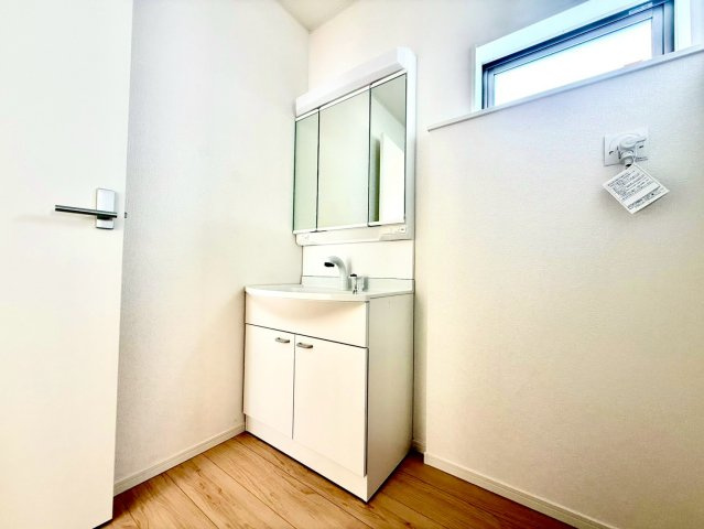 クレイドルガーデンうるま市与那城屋慶名 第６・１号棟の独立洗面台|ハンドシャワー付き洗面化粧台＆洗濯機置場／洗面室に窓