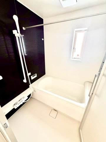 クレイドルガーデンうるま市与那城屋慶名 第６・１号棟の浴室|浴室換気暖房乾燥機付きユニットバス／物干し竿付き／浴室に窓