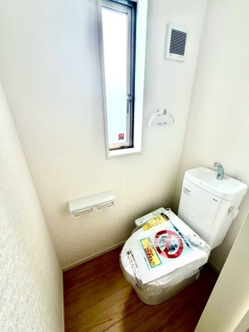 クレイドルガーデンうるま市与那城屋慶名 第６・１号棟のトイレ|１階トイレ・換気窓＆温水洗浄便座付き