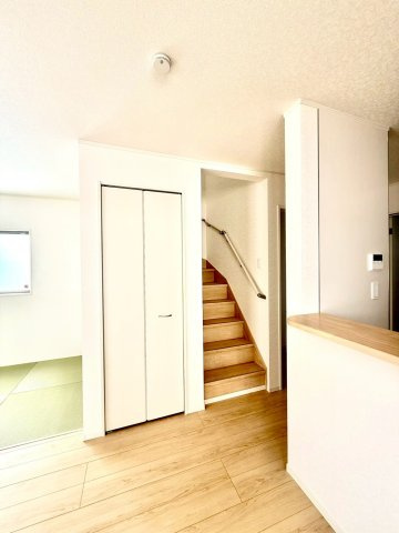 クレイドルガーデンうるま市与那城屋慶名 第６・１号棟の収納|リビングには便利なクローゼット収納を設置／リビングイン階段