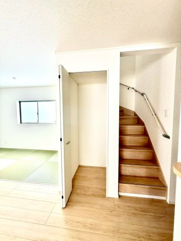 クレイドルガーデンうるま市与那城屋慶名 第６・１号棟の収納|リビングには便利なクローゼット収納を設置／リビングイン階段