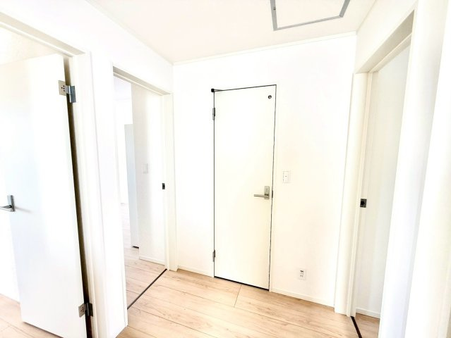 クレイドルガーデンうるま市与那城屋慶名 第６・１号棟の洋室|２階各部屋へつづく廊下