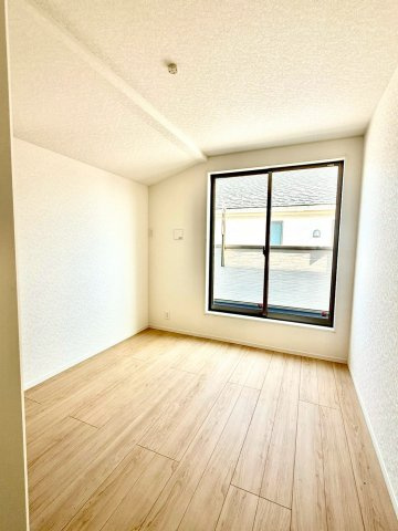 クレイドルガーデンうるま市与那城屋慶名 第６・１号棟の洋室|２階主寝室5.5帖①バルコニー出入口付き