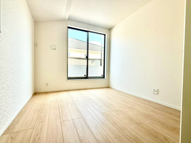 クレイドルガーデンうるま市与那城屋慶名 第６・１号棟の洋室|２階主寝室5.5帖①バルコニー出入口付き