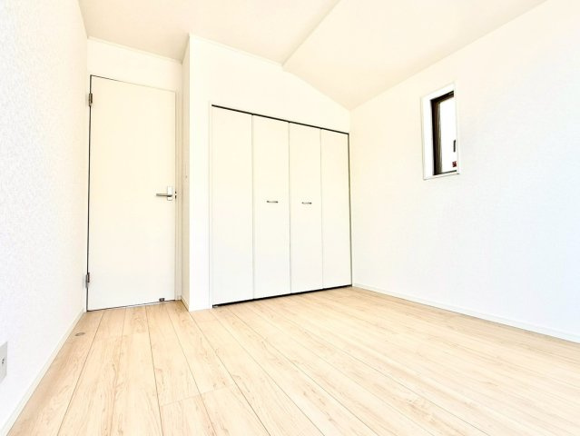 クレイドルガーデンうるま市与那城屋慶名 第６・１号棟の洋室|２階主寝室5.5帖①クローゼット収納付き