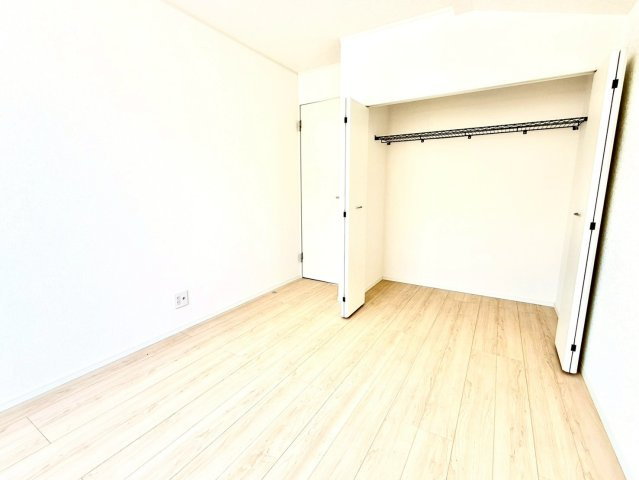 クレイドルガーデンうるま市与那城屋慶名 第６・１号棟のその他|２階主寝室5.5帖①クローゼット収納付き