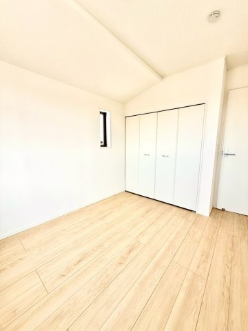 クレイドルガーデンうるま市与那城屋慶名 第６・１号棟の洋室|２階洋室5.5帖②クローゼット収納付き