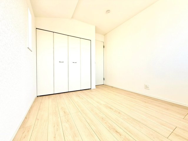 クレイドルガーデンうるま市与那城屋慶名 第６・１号棟の洋室|２階洋室5.5帖②クローゼット収納付き