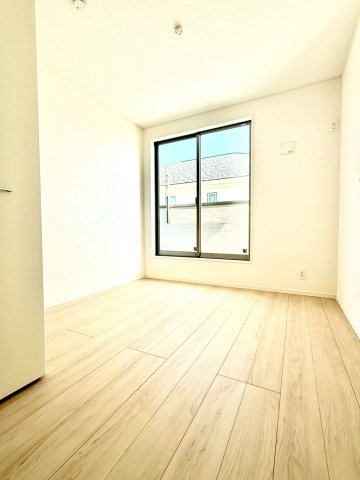 クレイドルガーデンうるま市与那城屋慶名 第６・１号棟の洋室|２階洋室５帖①バルコニー出入口付き