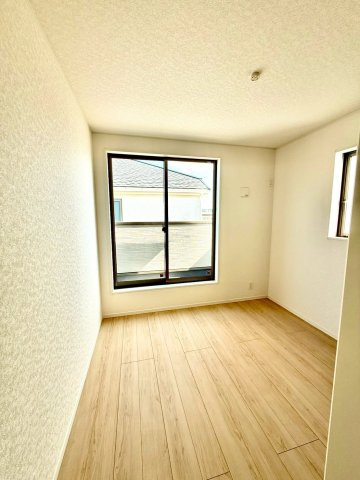クレイドルガーデンうるま市与那城屋慶名 第６・１号棟の洋室|２階洋室５帖①バルコニー出入口付き