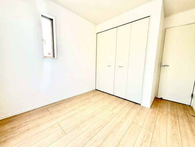 クレイドルガーデンうるま市与那城屋慶名 第６・１号棟の洋室|２階洋室５帖①クローゼット収納付き