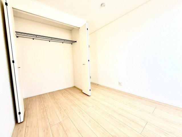 クレイドルガーデンうるま市与那城屋慶名 第６・１号棟の収納|２階洋室５帖①クローゼット収納付き