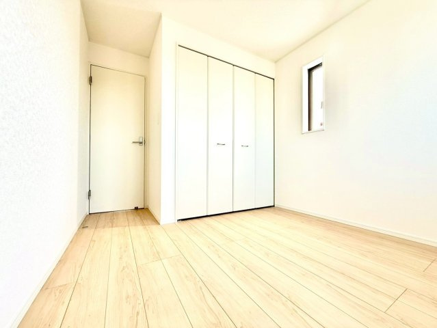 クレイドルガーデンうるま市与那城屋慶名 第６・１号棟の洋室|２階洋室５帖②クローゼット収納付き