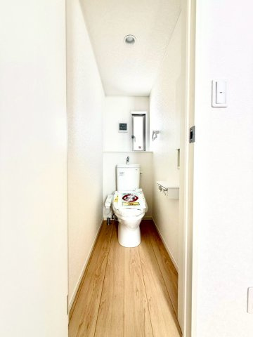 クレイドルガーデンうるま市与那城屋慶名 第６・１号棟のトイレ|２階トイレ・換気窓＆温水洗浄便座付き