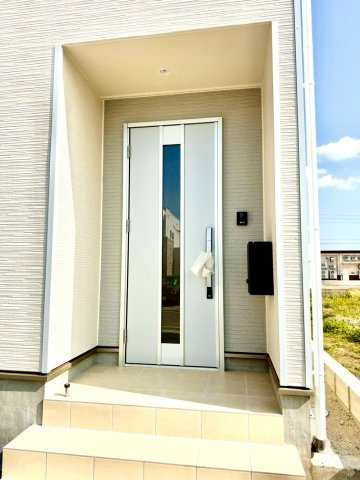 クレイドルガーデンうるま市与那城屋慶名 第６・１号棟の玄関|屋根付きで置き配スペースも確保できる玄関ポーチ／人感センサー付き玄関灯・TVモニター付きインターフォン・防犯カメラ