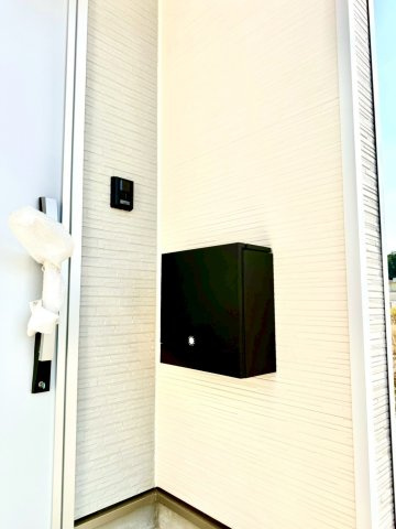 クレイドルガーデンうるま市与那城屋慶名 第６・１号棟の玄関|玄関ポーチにはレターボックスを設置。屋根付きなので置き配スペースも確保できます◎