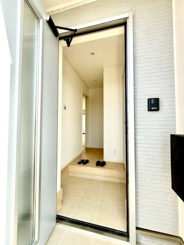 クレイドルガーデンうるま市与那城屋慶名 第６・１号棟の玄関|明るい雰囲気の玄関