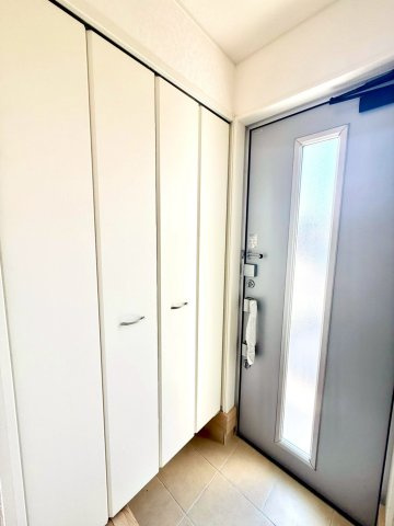 クレイドルガーデンうるま市与那城屋慶名 第６・１号棟の玄関|可動式棚付きで収納力抜群の天井高シューズクローゼット