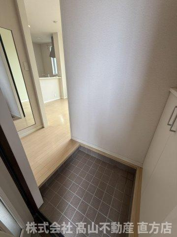 直方市大字山部のアパートの玄関