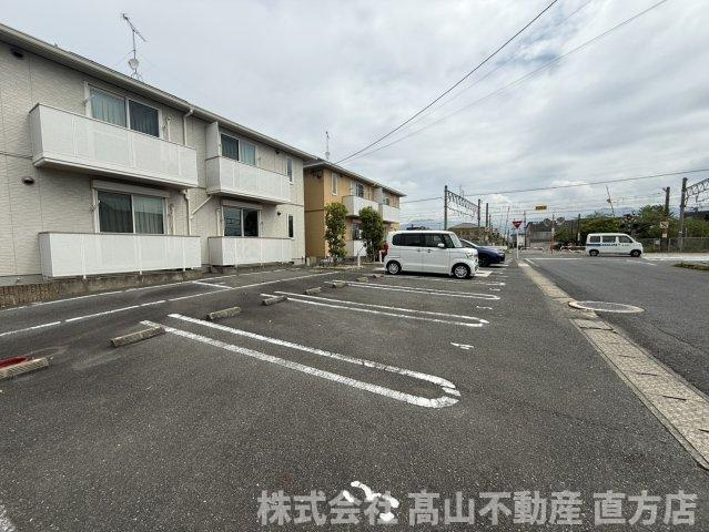 直方市大字山部のアパートの駐車場
